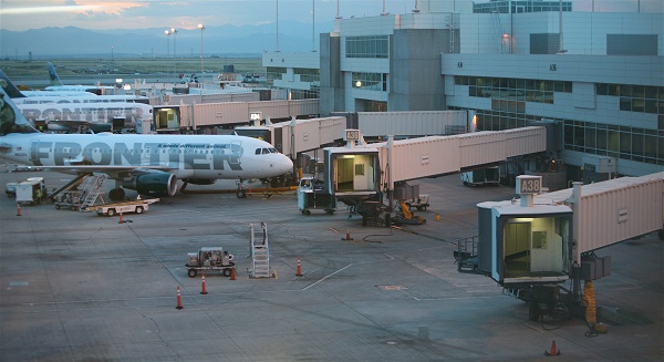  Une passerelle d'embarquement de passager d'équipement d'aéroport de Stearns à l'aéroport international de Denver à Denver, Colorado, Etats-Unis. 